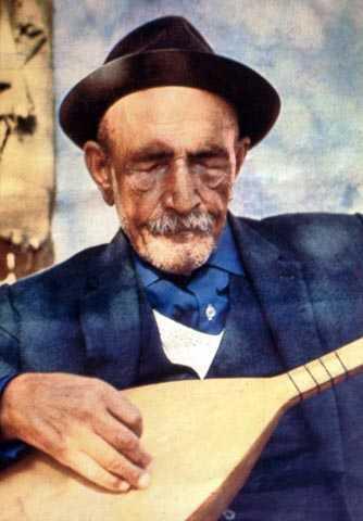 "Aklar Bayram"nda adn duyurdu     Sivas'ta retmenlik ve Milli Eitim Mdrl grevlerinde bulunan air ve oyun yazar Ahmet Kutsi Tecer'in davetiyle ky enstitsnde saz hocas olarak grev yapan Veysel'in ad ilk kez 5 Ocak 1931'de dzenlenen "Sivas Aklar Bayram"nda duyuldu.