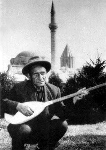 lmnden birka saat ncesine kadar bile ''Birbirinizle, konu komuyla iyi geinin, dirliiniz, dzeniniz bozulmasn'' diyerek, ''Krt' Trk' ne erkez'i/Hep Adem'in olu, kz/Beraberce ehit, gazi/Yanl var m ve neresi'' dizeleriyle birlik ve beraberlie vurgu yapan nl halk ozan, iirlerinde yaama sevinciyle hzn, iyimserlikle umutsuzluk i ie olan, ak geleneinin son byk temsilcilerinden biri oldu.