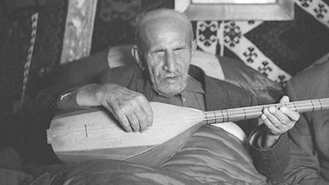 "Atatrk'e at", "Beni hor grme", "Be gnlk dnya", "Derdimi dkersem derin dereye", "Dostlar beni hatrlasn", "Gzelliin on para etmez", "Kahpe felek", "Kara toprak", "Uzun ince bir yoldaym" gibi eserleri hafzalara kaznan ve Trkeyi en yaln ve gl ekilde kullanan Ak Veysel, iirlerinde verdii mesajlarla Trk milletine her zaman birlik ve beraberlii tledi.