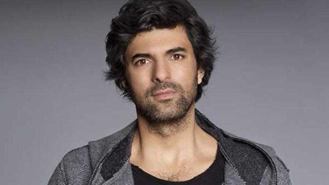 Bugne kadar reyting rekorlar kran diziler ve pek ok filmde oynayarak cebini dolduran Akyrek, baarsnda byk pay sahibi olan ailesini de unutmad. 38 yandaki oyuncu, son olarak Bergzar Korel'le 'Bir Ak ki Hayat' filminde barol paylamt.