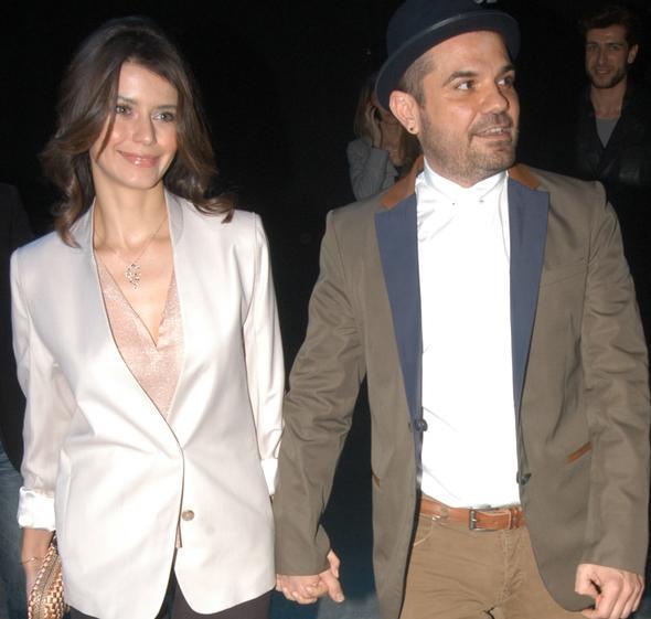 Sfr makyaj siyah beyaz bir fotorafn sayfasnda paylaan Saat, altna u notu dmt:    "Bugn bir yama daha girdim! nsanlarn ya aldka ne kadar acmasz olabildii gereiyle; hepsinin aslnda ayn kusursuz bebek olarak Dnya&#8217;ya geldii bilgisi arasnda bocalamaktaym. Bir yandan kollektif bir akta yzdm, bir yandan en yaknmda nefreti hissettiim bu ya gnmde artk alamay am, gelene glmekteyim :)"