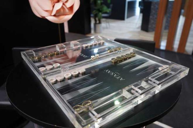 Fuarda zel olarak sergilenen tavla 100 karatlk beyaz ve siyah prlanta ta yapld. Tavlada 2 adet zarn zerinde yakut talar bulunurken mamut diinden retildi. Tavlann fiyatna 1 milyon lira deer biiliyor.