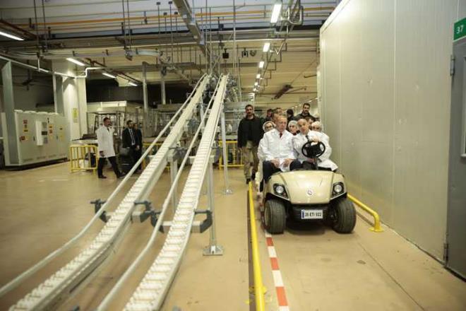 BAKAN ERDOAN ALIANLAR LE SOHBET ETT     Fabrikadaki almalar hakknda ET Gda ve ET Makine Ynetim Kurulu Bakan Ahmet Firuzhan Kanatl'dan bilgi alan Cumhurbakan Erdoan, iilerle de bir sre sohbet etti.