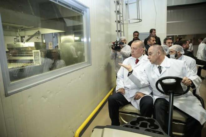 Erdoan, eitli temaslarda bulunmak zere geldii Eskiehir'de, Organize Sanayi Blgesi'nde faaliyet gsteren Eti Fabrikas'n ziyaret ederek, yeni retim bandnn al dolaysyla dzenlenen trene katld.