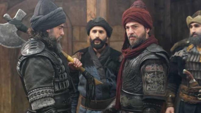 Yeni blmde Erturul, cenk meydannda zor durumda olduu srada Bams'nn yetiememesi, Erturul'u lgna eviriyor. Dirili Erturul yeni blmyle 27 Mart aramba gn TRT 1'de...