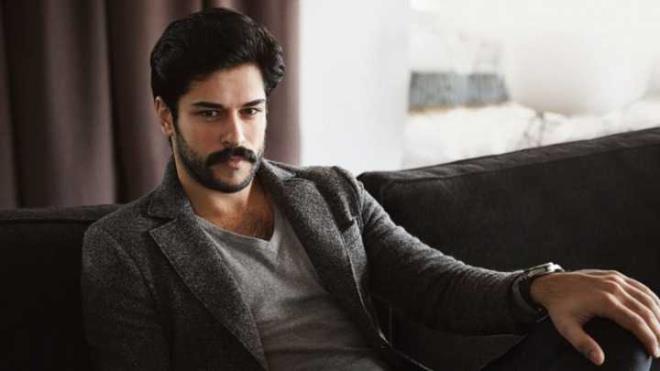 OSMAN GAZ LE DNYOR     Ekran macerasna 5 yl nce balayan Dirili Erturul dizisi bu yl itibariyle 'Osman Gazi' ismiyle devam edecek. Engin Altan Dzyatan'n 'Erturul' rolnde baarl bir performans sergilemesinin ardndan Osman Gazi karakterini canladrmas iin dizinin ekibi Burak zivit ile anlat.