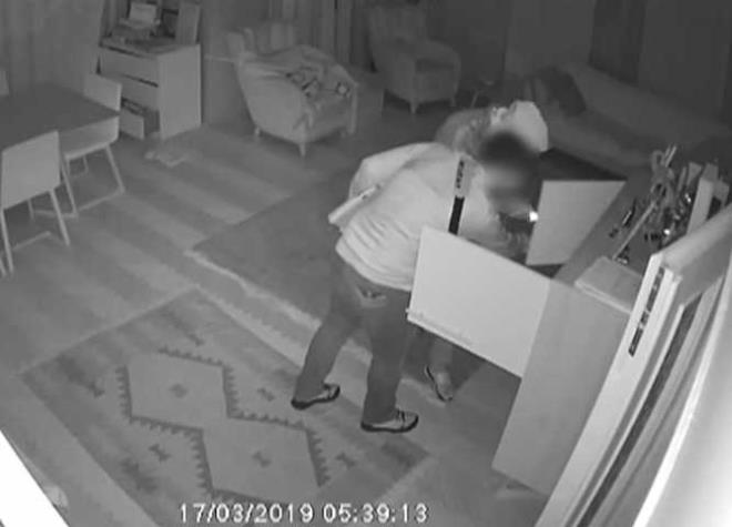 Kad�k�y, Fenerbah�e, Mahur sokak �zerinde 12 Mart 2019 tarihinde meydana gelen olayda sanat�� �lhan �e�en'in evine sabaha kar�� giren h�rs�zlar, sanat�� ve e�inin i�erde uyudu�u s�rada evde bulunan cep telefonu ve iki adet bilgisayar� alarak ka�m��lard�. Yap�lan incelemede evinin kap�s�n�n kilitlenmedi�i, ��phelilerin bir kredi kart� kullanarak kap�y� a�t�klar� ortaya ��km��t�.