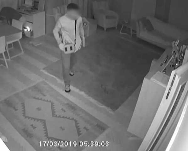 �stanbul'da aralar�nda sanat�� �lhan �e�en'in evinin de bulundu�u 8 eve girerek cep telefonu, bilgisayar kol saati gibi e�yalar �alan 4 ��pheli polis taraf�ndan yakaland�.