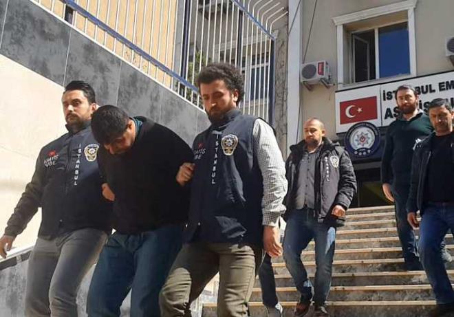 Polis soru�turmas� sonucunda ��phelilerin kiralad�klar� ara�larla dola�t�klar�, girdikleri evlerde ma�durlar i�erde uyurken b�y�k bir rahatl�kla h�rs�zl�k yapt�klar� tespit edildi. Baz� olaylarda g�venlik kameralar�na yakaland��� ��renilen ��phelilerin, yakaland�klar�nda evlerden �ald�klar� kol saatlerini kollar�na takarak kulland�klar� ��renildi.