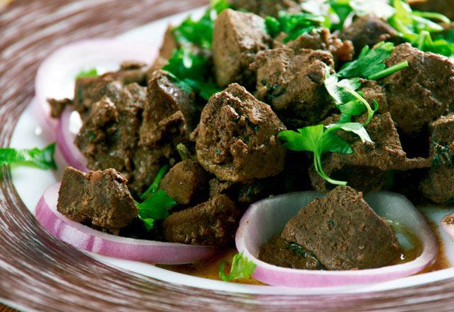 B12 eksiklii nasl tedavi edilir?  <br>  Tedavide nce B12 eksikliinin nedeni aratrlr ardndan doktor, hastann B12 dzeyine bakarak ila ya da beslenme tedavisine karar verir. lalar damardan ya da oral yolla verilebilir. Ayrca hastaya B12 vitamininden zengin besinlerle beslenmesi konusunda da tavsiyelerde bulunulur.Karacier, bbrek gibi sakatatlar, krmz et, balk, peynir, st, yourt, yumurtada olduka yksek oranda bulunur.