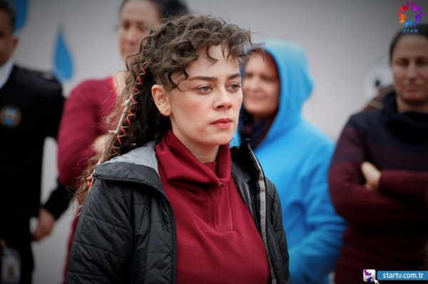 Barollerinde Demet Evgar, Ceren Moray, Nursel Kse ve Nergis ztrk'n bulunduu Avlu dizisine fla bir transfer gerekleti. Getiimiz Perembe gn yaynlanan 35.blmyle nefesleri kesen dizinin kadrosuna dahil olacak olan isim, 2016 ylnda final yapan Kurtlar Vadisi dizisinde oynamt.