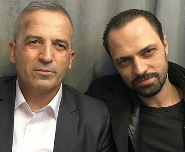 Ertan Saban, 4 Aralk 1977 tarihinde Yugoslavya, skp&#8217;de domutur. Genliini burada geiren Saban, Pedagoji zerine eitim grd.Saban, Makedonya Devlet Konservatuar, Tiyatro blmnden mezun oldu. Uzun yllar kardei Erman Saban ile birlikte Makedonya Trk Tiyatrosu&#8217;nda eitli oyunlarda sahneye kt.