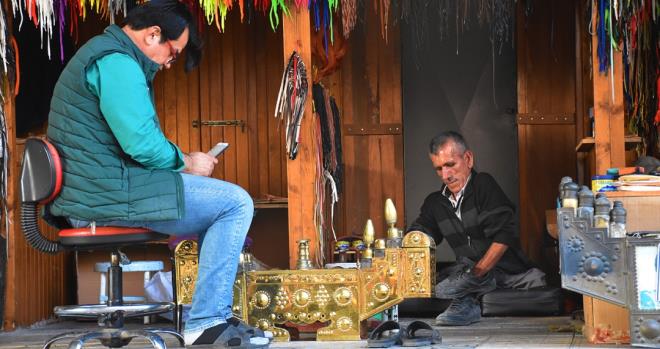 Doutan iki baca olmayan alayan, ayakkab boyaclna 13 yanda balad. Aabeyinin yannda yaamn srdren alayan, uzun bir sre tekerlekli sandalyeyle gezerek iini yapt.