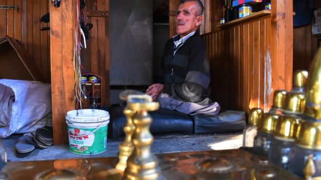 Yaz k demeden almay srdren alayan, ayakkab boyaclndan elde ettii kazanla geimini salarken, azmiyle de evresine rnek oluyor.