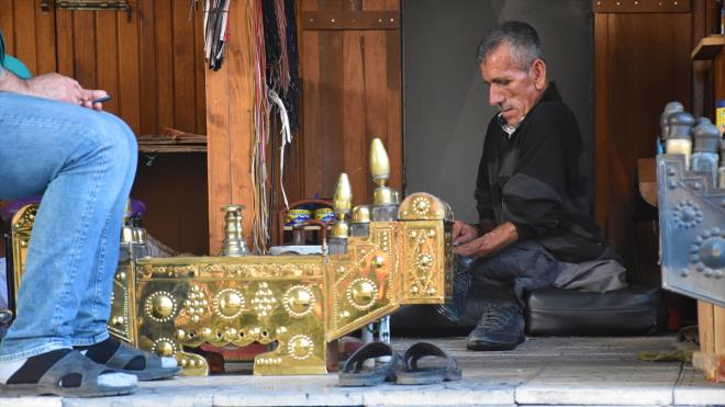 "Yaptm ile gurur duyuyorum"  alayan, sabah saat 08.00`de at dkkannda akam saat 18.00`e kadar ekmek parasn kazanmaya altn anlatarak, elinden geldiince mterilerini memnun etmeye gayret gsterdiini ifade etti. Her zaman krettiinin altn izen alayan, "Yaptm ile gurur duyuyorum. Arkadalar beni rnek alyor. nsanlar benim almam grnce tebrik ediyorlar. Bana gsterilen bu sevgi karsnda seviniyorum. Ayaklarmn olmamas doutan ama hamdolsun, beterin beteri de var. Allah`n takdiridir, elden bir ey gelmiyor." dedi.