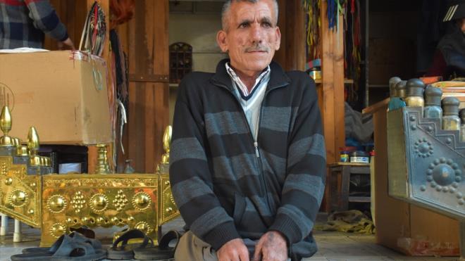 Her sabah erken saatlerde Cumhuriyet Mahallesi`nde bir binann ikinci katndaki evinden ellerini kullanarak inen alayan, motosikletiyle ehit Pamir Caddesi`ndeki bir metrekarelik i yerine geliyor.