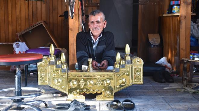 "inin erbab ve alma azmiyle onu rnek alyoruz."  alayan`n yaklak 20 yllk mterisi Bekir Yldrm, ald hizmetten olduka memnun olduunu anlatarak, "skenderun`un ok drst bir esnaf ve temiz bir insan. Ekmeini tatan karyor. inin erbab ve alma azmiyle onu rnek alyoruz." ifadelerini kulland. Esnaf arkada Ahmet Sevin ise alayan`n tm esnafa rnek olduunu vurgulayarak, almasn takdir ettiklerini syledi.