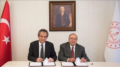  dnyas ve sektr temsilcileri MEB ile i birlii yapmak iin ortak hareket etmeye balad. SO-TO-T ve Sanayi ve Teknoloji Bakanl ile birlikte stanbul?da mesleki ve teknik eitimi glendirmek iin ortak hareket eden Bakanlk, dier taraftan TOBB ile 81 ilde mesleki ve teknik eitimi glendirmek iin kapsaml bir i birlii balatt.