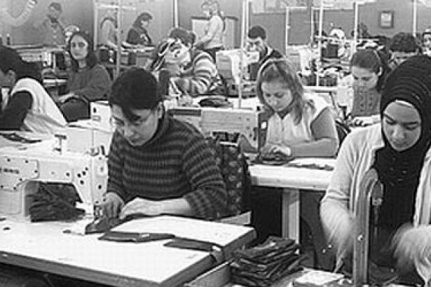 Ayrca sektrdeki uzmanlarn da alan ve dal derslerine girebilmelerini salyoruz. Dolaysyla mesleki ve teknik eitimde sektrle i birliine daha btncl bakyoruz. Kurulan i birlikleri srecinin de yakn takibini yapacaz ve ilerlemeleri izleyeceiz.?