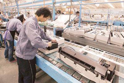 119 PROTOKOL YRRLKTE  Eitim verilen tm alanlarda sektrle i birlii kuracaklarnn altn izen zer, ?u anda eitim verdiimiz 42 alanda sektrle 119 i birlii protokolmz yrrlkte. renci saysnn nispeten az olduu 11 alanda henz sektrlerle tesis edilmi i birliimiz bulunmuyor. Bu eksiklii gidermek iin almalarmz tamamladk ve nisan ay sonuna kadar bu alanlarda da sektrle i birliklerimizi kuracaz.