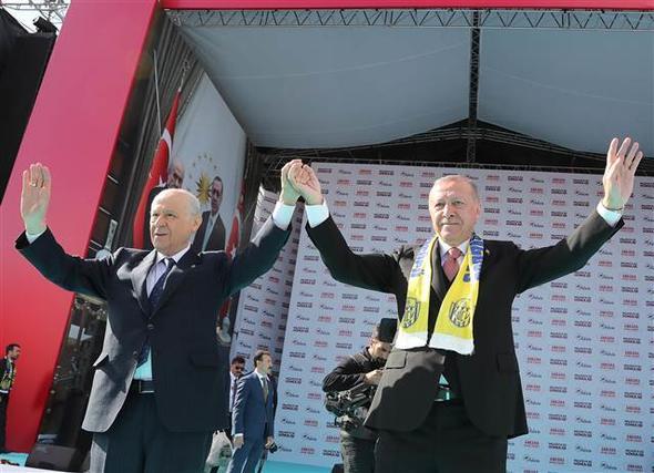 Ankara'ya bal 25 ileden 450 bin civarnda katlmn olduu mitingde Cumhurbakan Recep Tayyip Erdoan ile MHP Genel Bakan Devlet Baheli kurulan dev platforma kt ve mesajlarn verdi.