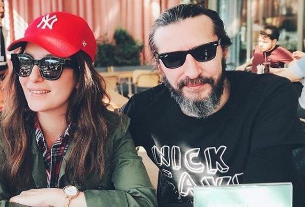 likileri Bu Fotorafla Ortaya kmt: Gazeteci Kanat Atkaya, sosyal medya hesabndan ebnem Bozoklu ile birlikte ektirdii bu fotoraf paylam ve fotorafn altna "yi ki dodun" yazp cmlenin bana ve sonuna kalp emojileri koymutu. Paylam, ikilinin ilikisinin baladnn ilk gstergesi olmutu.