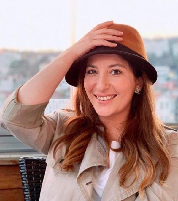 ebnem Bozoklu Kimdir? ebnem Bozoklu, 20 Austos 1979 tarihinde stanbul?da dodu. Baba tarafndan Ispartal; anne tarafndan Msr kkenli Siirtli bir ailenin ocuudur. ocukluu stanbul Suadiye?de geti. 1996 ylnda Kadky Kz Lisesi?ni bitirdi. 2000 ylnda zmir Dokuz Eyll niversitesi Gzel Sanatlar Fakltesi Tiyatro Blm?nden mezun oldu.