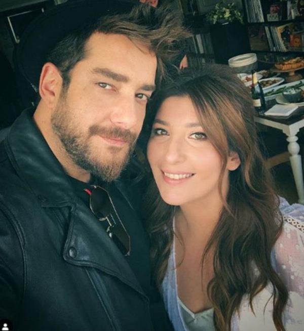 Enis Arkan da ebnem Bozoklu ile ekildii bir fotoraf  "ebom evlendi. Nikah ahidi bendim. ama nikaha ge kaldm. ok mutlu olun, sizi seviyorum." notuyla paylat.