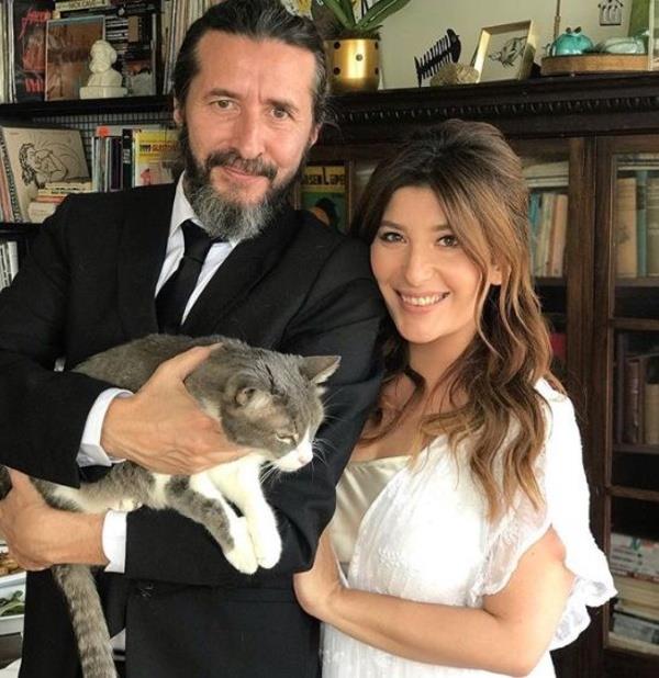 te O Fotoraf:"Evlendik. Mutluluumuzu paylaan herkese imdiden ok teekkr ederiz." Gzel oyuncunun paylam ksa srede binlerce beeni ve yorum ald.