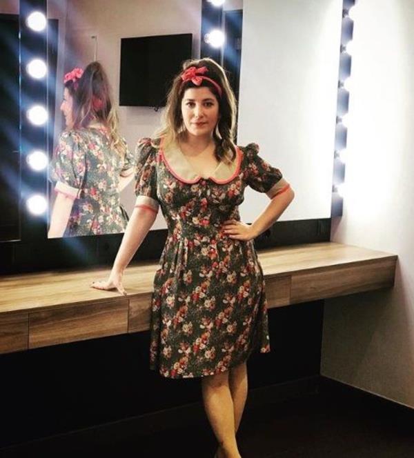 2006-2007 yllar arasnda ekranlarn yaynlanan Hazr Msnz? yapmnda canl yayn sunuculuu yapt. O yllarda "Elma Kurdu" yapmnda hem solistlik hem de kukla oynatcl yapt.