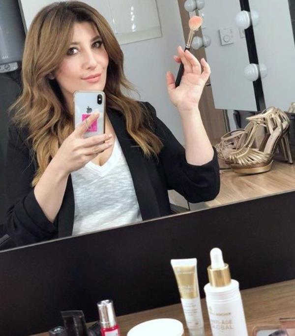 2001 ylnda Mjdat Gezen Sanat Merkezi Oyunculuk Blm'nde eitim almaya balad ve 2004 ylnda mezun oldu. Ardndan da 2005-2006 yllar arasnda isenti Tiyatro'da Sanat Dans ile Mondi'nin ynetmenliini yapt