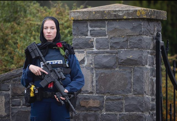 Kenetlenmeliyiz:Fotoraflarn yaynlanmasndan sonra sosyal medyada birok kullanc, ?te Yeni Zelandallar bu kadar duyarl insanlar? ve ?Korkun saldr sonrasnda kenetlenmeliyiz. Memuru tebrik ediyorum? eklinde ok sayda yorum yapt.