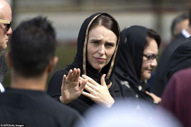 Cuma gn anma srasnda yine vakur duruunu koruyan Jacinda Ardern, trende yapt konumada Hz. Muhammed'e salavat getirmi ve bir hadisini hatrlatmt.