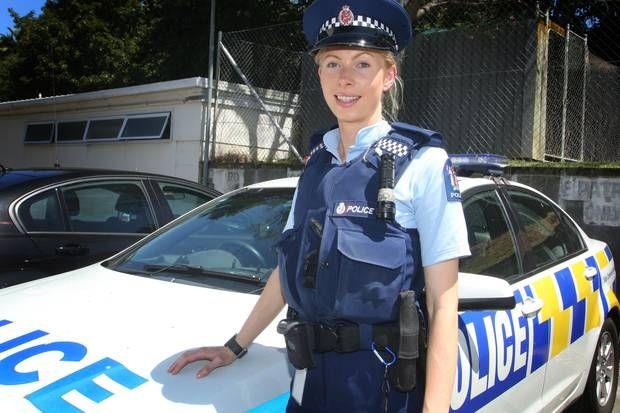 Herkes gvende olacak: 24 yandaki gen kadn muhasebe ve iletme okuduktan sonra 22 yanda polislie katlyor. Gen kadn kulland u ifade ile tm dnyaya ders verdi. "Herkesin gvende olduunu renene kadar ayrlmayacaz"