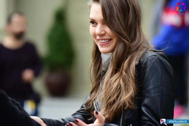 stanbullu Gelin sadece haftalar sonra final yapacak. Finale sayl blmler kala son blmde yaanan bir olay izleyicinin gznden kamad.