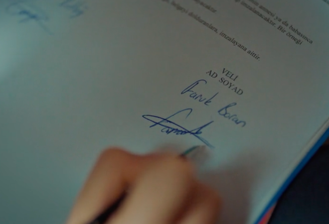 Bu kadar duygusal bir sahnede yaplan mantk hatas ile ekran bandakilere pes dedirtti. 3 aylk bir eitim program iin ngiltere'ye gimek isteyen Emir, haftalarca babasn yakalayamaynca onun yerinde izin formuna imza atp okul mdrne teslim etti.Sadece babasnn imzas ile ngiltere'ye onay kmas ise izleyenlerin akln epey kartrd. Sosyal medyada ti'ye alnan bu sahne iin izleyiciler ' Bir babann imzasyla gidiliyor mu ngiltere'ye biz de gidelim o zaman. Konsoloslua'da kendi gitti heralde samala bak' diyerek yorum yaptlar.