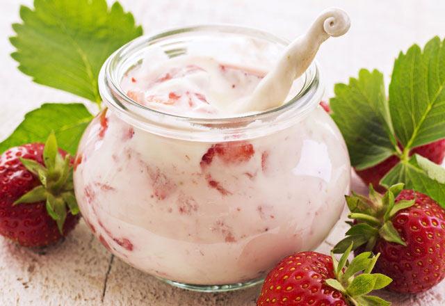 Tatl yourtlar<br>    Besleyici st rnleri salkl deildir. Evet, yourt vcudumuz iin gerekten gerekli ve iyi bir besindir. Ancak yourdu eker  veya meyve katks olmadan yemek daha iyi bir yoldur. Beslenme uzmanlar da koyulatrc ve niasta ieren st rnlerinden uzak durmay tavsiye eder.   <br>  Meyveli yourt satn almak yerine, yourdunuzun iine meyve koyabilirsiniz.