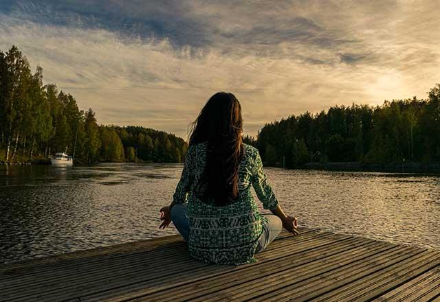 Tamamen sessiz bir ortamda kalarak meditasyon yapn.