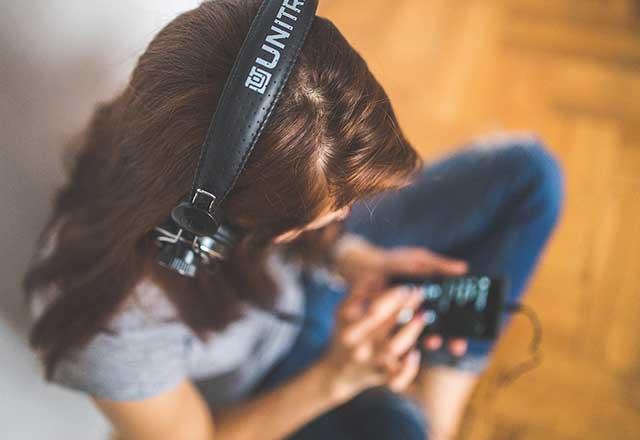 Okuma yaparken ayn anda bir eyler dinleyin.