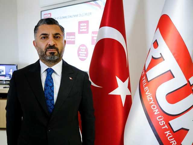 "SALAM BR SSTEM OLUTURULDUUNU ANLIK OLARAK GRECEKLER"  <br>  RTK Kamuoyu, Yayn Aratrmalar ve lme Dairesi Bakan Yardmcs Deniz Gler, reyting denetiminin daha etkin gerekletirilmesi, peoplemeter teknolojisiyle iletilen verilerin anlk takip edilmesi ve yaplan iin daha net anlatlabilmesi iin zlenme ve Dinlenme Oranlar Bilgi Merkezi'nin oluturulduunu bildirdi.