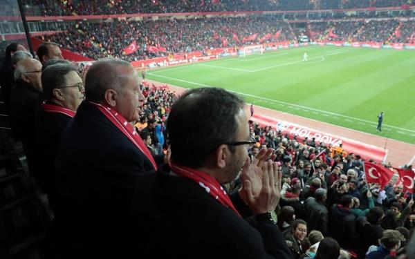 Bir ocukla z ekim yapan ve forma imzalayan Cumhurbakan Erdoan, Trkiye'nin galibiyetiyle sonulanan karlamann ardndan soyunma odasna giderek Teknik Direktr enol Gne ve futbolcular tebrik etti.