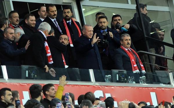 2020 Avrupa Futbol ampiyonas Elemeleri H Grubu ikinci manda Trkiye, Yeni Eskiehir Stadyumu'nda Hasan Ali Kaldrm, Kaan Ayhan ve Cenk Tosun&#8217;un (2) att gollerle Moldova&#8217;y 4-0 yendi.