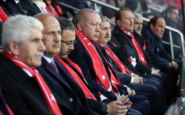 "Gzel bir galibiyet. Tabii enol Hocamzn iki de iki tahmini u anda tutmu vaziyette. Takmn gol yemeden gol atmas, o da tabii nemli bir gidi. u anda 6 gol atm vaziyette. Bugn daha da farkl olabilirdi.