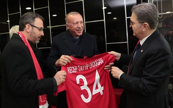 Man ikinci yarsna yetien ve mcadeleyi stattan izleyen Erdoan&#8217;a Genlik ve Spor Bakan Mehmet Kasapolu&#8217;nun yan sra AK Parti Eskiehir Milletvekilleri Nabi Avc, Harun Karacan, Emine Nur Gnay ve dier isimler elik etti.