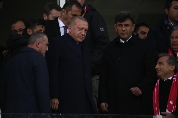 Ben ikinci yarya yetiebildim. kinci yarda da gerek fiziki bakmdan gerekse de kendi arasndaki organizasyon bakmndan baarl bir takmmz var. Allah nazardan saklasn."