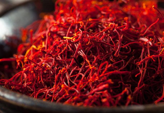 Safran keskin bir aroma ve hafif ac bir tada sahiptir. Genelde pilav, sebze, et, deniz rnleri, kmes hayvanlar ve unlu mamullerde kullanlyor. Safran en fazla 1 ay ka eklemeyi neren Uzman Dr. Yegane zcan, safrann faydalar hakknda unlar syledi;