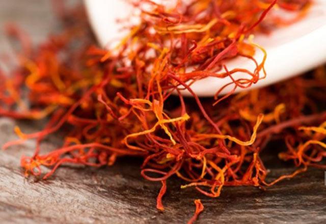 Haftada 3 kez stl safran tketen erkeklerin sperm hareketlilii de artar. Analjezik zelliklere sahip olan bu baharat tmrlerin bymesini azaltr. Topikal olarak uygulandnda, cilt kanseri geliiminin durdurulmasna yardmc oluyor. Cildimizi UV nlarna kar korur. Ayrca karacier kanserinde de fayda salar. Yaa bal grme kalitesi den bireylerde grme keskinliini arttr ve katarakt oluumunu nler.  Tansiyon ve kt kolestrol de drc etkisi vardr.&#8221;