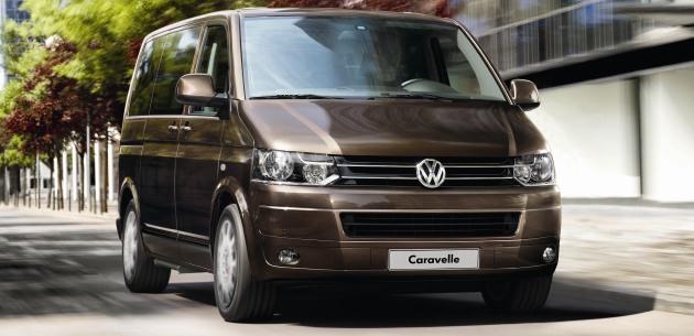 Geri gr kameras sayesinde, aracn arkasndaki alan Composition Media sisteminin ekranndan grlebiliyor. Deri kapl servotronik direksiyon simidi, klimatronik klimas ve Start/Stop zellii ile Caravelle modellerinde teknolojinin sunduu konfor st seviyede hissediliyor.    Caravelle Highline 2.0 lt TDI (8+1) Uzun asi 199PS DSG 4Motion versiyonu 281 bin 242 TL kampanyal anahtar teslim fiyat ile alnabiliyor.