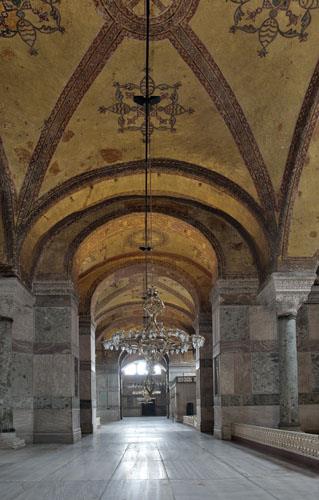 ABD Bykelisi Charles H. Sherrill bir Kadir gecesi Ayasofya'da yaadklarn "On binden fazla Mslman'n her eyi unutup btn kalpleriyle kainatn yaratcsna dua edilerini grmeliydiniz. ok Hristiyan ayinine katldm ama Mslmanlar ok baka" eklinde anlatr.