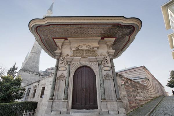 HALILAR YAMALAR    IV. Hal Seferi'nde stanbul'u istila eden Latinler evler ve dkkanlarla birlikte Ayasofya'y da yamalar (1204). Mabet iinde katr keser, dansz oynatrlar. Rahibeler tecavze urar. Rumlar ehri tekrar ele geirdiklerinde (1261) stanbul harap ve periandr.